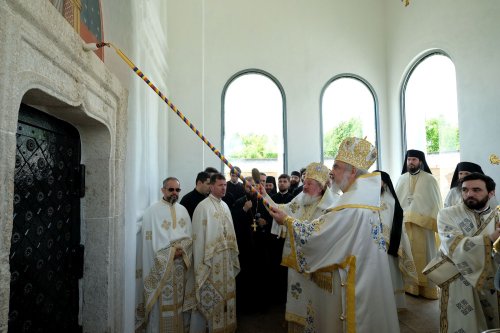 Sfințirea unei mănăstiri reînviate din Prahova