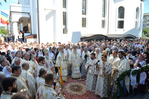Biserica Precista II din Piatra Neamţ a îmbrăcat veşmântul sfinţirii