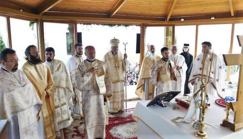Slujire arhierească la Schitul „Duminica Sfinților Români” din Augustin, județul Brașov