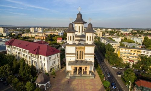 Catedrala Arhiepiscopală „Înălţarea Domnului” şi „Sfinţii Trei Ierarhi” din Buzău