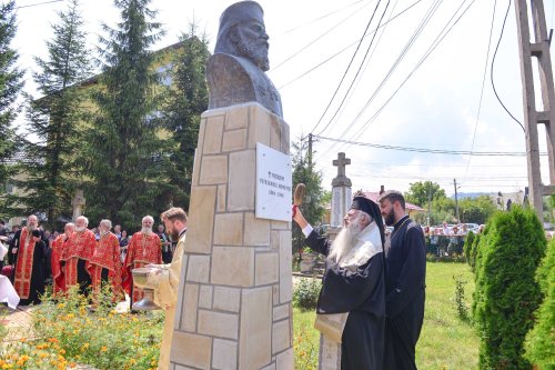 IPS Teofan a sfinţit un monument dedicat Patriarhului Nicodim Munteanu