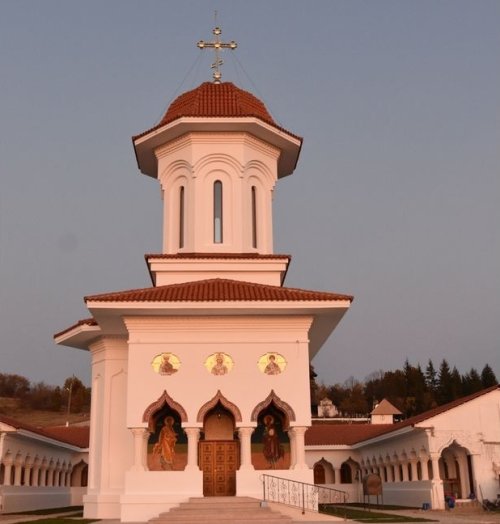 Biserica Mănăstirii „Sfântul Mare Mucenic Gheorghe  şi Binecredinciosul Împărat Iustinian cel Mare” din Suieşti, Vâlcea