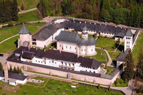 Mănăstirea Putna - 550 de ani înălţaţi la cer şi dăruiţi Preasfintei Treimi