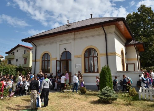 Ghiozdane și rechizite pentru 300 de copii din București