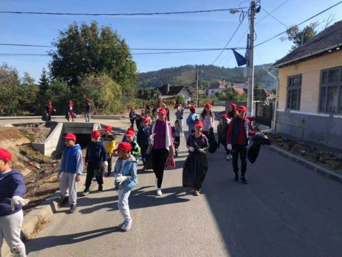 Copiii din cadrul Așezământului social „Sfântul Mucenic Ciprian”, implicaţi în acţiuni de ecologizare la Ocna Mureș, Alba