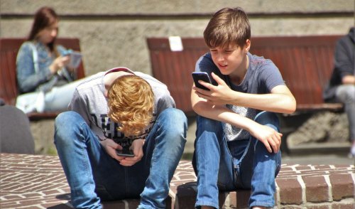 Jumătate dintre părinți sunt atenți la ce fac copiii online