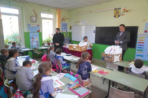 100 de copii ai şcolii din Marpod, județul Sibiu, au primit rechizite și alte daruri