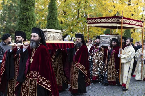 Procesiune cu moaștele Sfântului Ierarh Nectarie la Mănăstirea Radu Vodă din Capitală