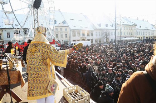 Mii de credincioşi au primit Agheasma Mare în centrul Sibiului