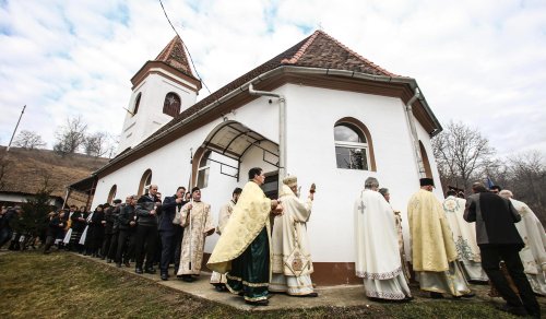 Biserica „Sfânta Treime” din Aţel, judeţul Sibiu, a fost târnosită