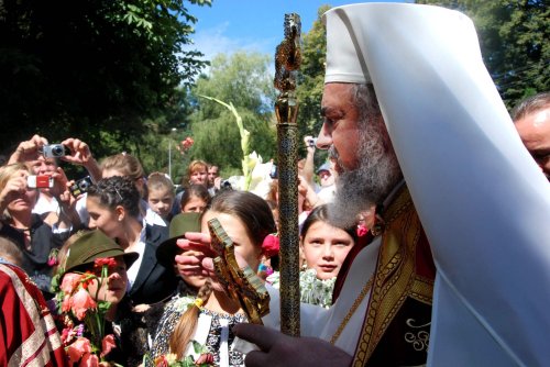 Preafericitul Părinte Patriarh Daniel iubește satul românesc