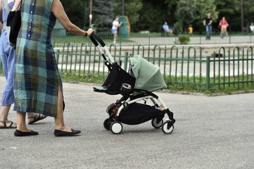 În medie, femeile din România au primul copil la 27,4 ani