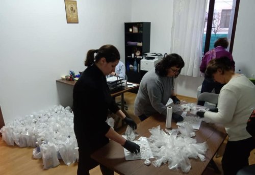Dezinfectant oferit gratuit credincioșilor la bisericile din Buzău și Vrancea