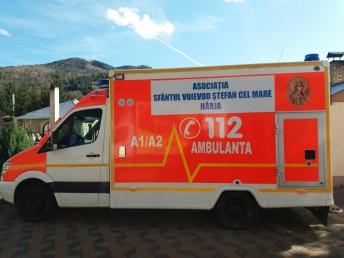 Ambulanţă pusă la dispoziţie de Arhiepiscopia Romanului şi Bacăului