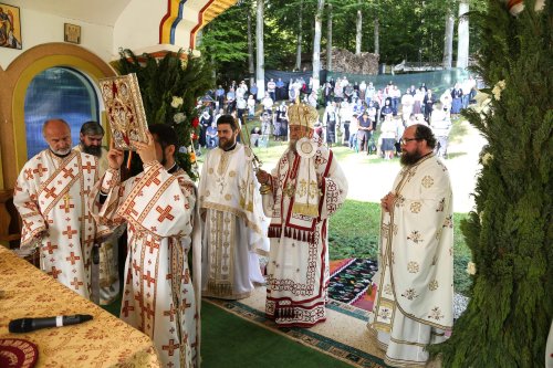 Mănăstirea „Sfinții Apostoli Petru și Pavel” din Cârțișoara și-a cinstit ocrotitorii
