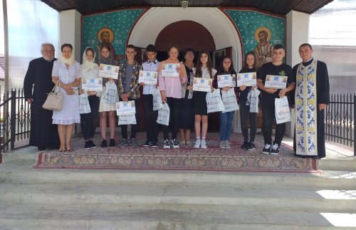 Elevii cu note mari la Evaluarea Națională, premiați de Parohia Mălini