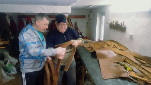 O familie din Suseni ține viu meșteșugul curelăriei în Mureș