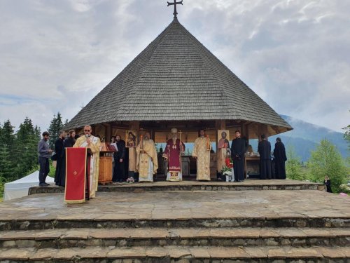 Liturghie arhierească la Mănăstirea Oașa, Alba