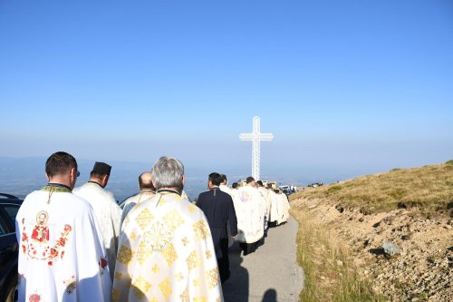 Pelerinaj la crucea de pe Muntele Mic din Caraș-Severin 