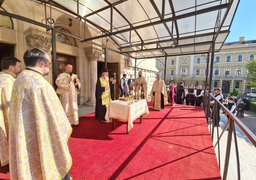Elevi şi profesori clujeni s-au rugat la Catedrala Mitropolitană la început de an şcolar