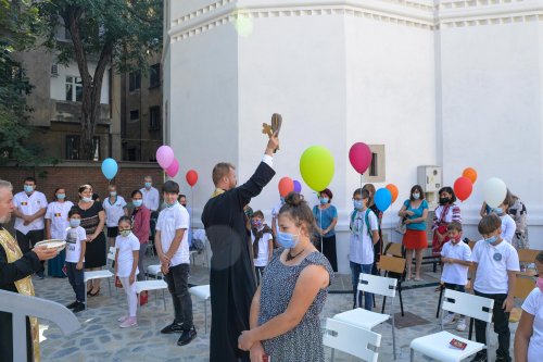 Rechizite oferite elevilor de voluntarii Paraclisului Catedralei Naționale