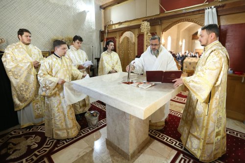 Noua biserică a Parohiei Broșteni din Buzău a primit veșmântul sfințeniei