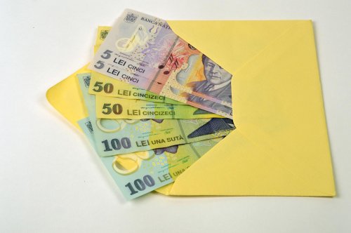 O treime dintre români și-ar ține economiile „într-un plic în şifonier”