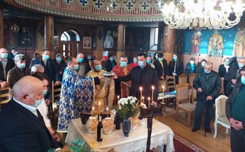 Episcopii Eparhiei Oradiei omagiaţi la Parohia Subpiatră
