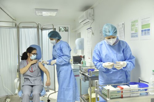 Primele cadre medicale vaccinate anti-COVID în România