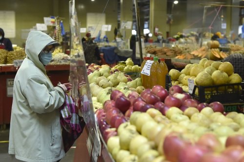 Un sfert din bugetul românilor se duce pe alimente