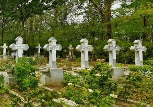 Care este legătura dintre pomenirea celor adormiţi în Biserică şi valoarea liturgică şi culturală a cimitirelor?