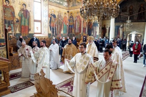 Liturghie arhierească la mănăstirea argeșeană Negru Vodă