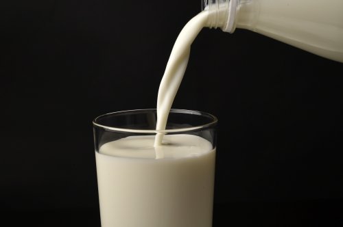 Un român din trei preferă să ia laptele de la piață