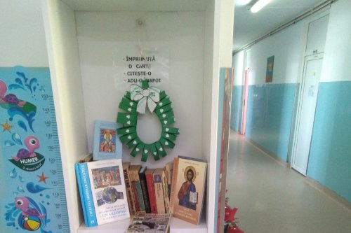 Rafturi cu cărți religioase la spitale din județul Dâmbovița