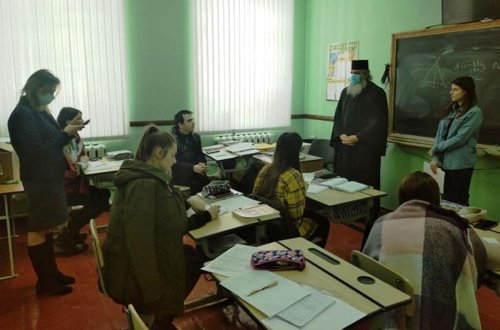 Trei burse „Mecena Vasile Stroescu” înmânate de Episcopul de Bălți