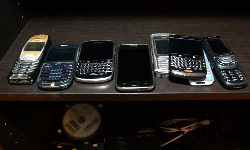 Românii fac depozite de telefoane mobile vechi