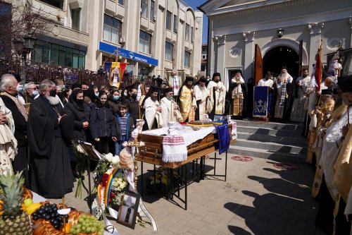 Părintele Dumitru Merticariu a fost înmormântat lângă biserica unde a slujit aproape trei decenii