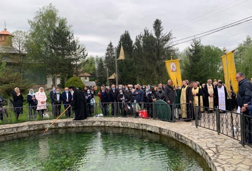 Sfințirea apei la Mănăstirea Româneşti din județul Timiș