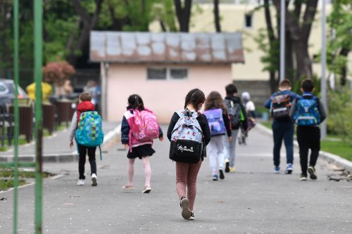 Elevii din România vor şcoală  în aer liber