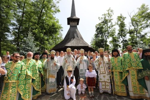 Patru ierarhi la hramul Mănăstirii Scărișoara Nouă, judeţul Satu Mare