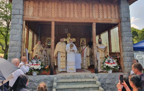 Liturghie arhierească la Mănăstirea „Toți Sfinții” de la Cașva, judeţul Mureş