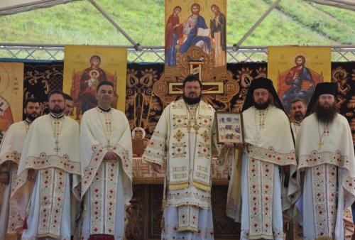 Prima Sfântă Liturghie în locul noii mănăstiri din Zalău