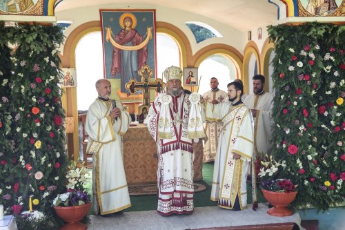 Sărbătoare la Mănăstirea „Sfinţii Apostoli  Petru şi Pavel” din Cârţişoara, judeţul Sibiu
