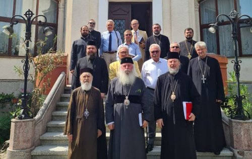 Consiliul eparhial al Arhiepiscopiei Aradului întrunit în şedinţă
