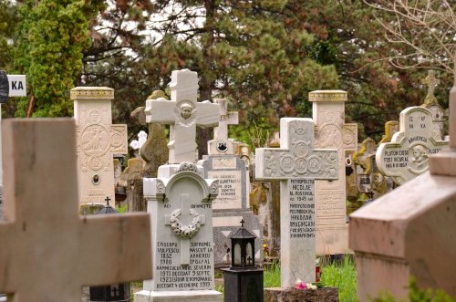 Crucea din cimitire, semnul credinţei şi neuitării