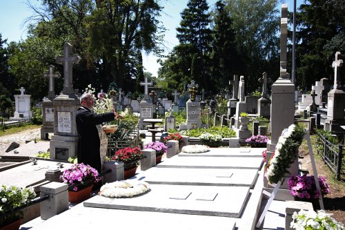 A fost sfințit mormântul profesorului Petru Poni de la Cimitirul „Eternitatea”