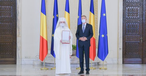 Patriarhul Daniel decorat de Președintele României la ceas aniversar
