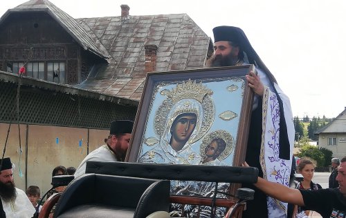 O copie a Icoanei Maicii Domnului „Esfagmeni“-Înjunghiata a fost adusă la Mănăstirea Piatra Tăieturii