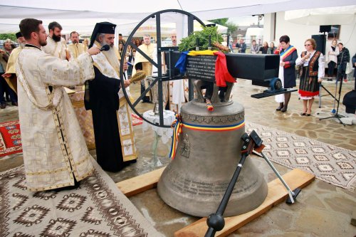 Binecuvântarea „clopotului Sfintei Teodora de la Sihla” de la Parohia Vânători-Neamț