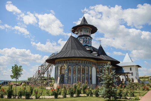 Trei ierarhi vor sfinți mâine frumoasa biserică a Mănăstirii „Alexandru Vlahuță”, Bârlad